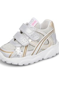 Silber- und goldfarbene Sportschuhe für Kleinkinder mit strukturiertem, glitzerndem Obermaterial, zwei Klettverschluss-Riemen, gepolstertem Schaftrand und einer weißen Gummisohle.