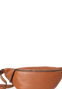 Bruine leren heuptas met een gestructureerde afwerking, gebogen vorm en een ritssluiting. Voorzien van een verstelbare schouderband en een minimalistisch ontwerp.