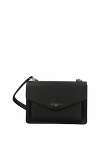 Borsa a tracolla in pelle nera con pattina pieghevole, dettagli dorati e tracolla regolabile. Presenta una texture liscia e un design minimalista.