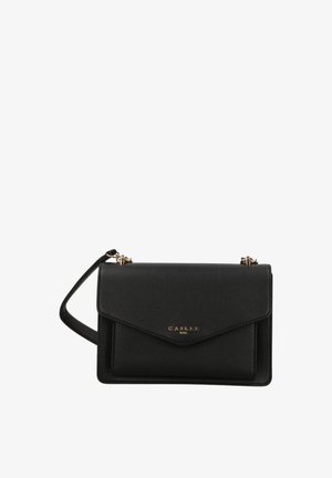 Borsa a tracolla in pelle nera con pattina pieghevole, dettagli dorati e tracolla regolabile. Presenta una texture liscia e un design minimalista.