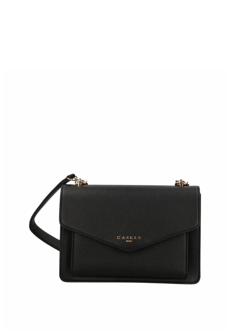 Borsa a tracolla in pelle nera con pattina pieghevole, dettagli dorati e tracolla regolabile. Presenta una texture liscia e un design minimalista.