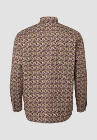Brązowa koszula z długim rękawem wykonana z tkaniny ozdobionej powtarzającym się wielokolorowym wzorem zwierzęcym, z kołnierzykiem na guziki i mankietami.