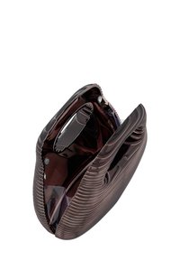 Czarna plastikowa torba w purpurowym odcieniu z prążkowaną fakturą, zakrzywionymi rączkami i zamkiem błyskawicznym; elegancki design podkreśla krągłości i nowoczesny kształt.