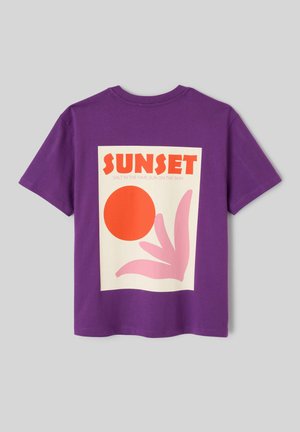 T-shirt violet à manches courtes avec un graphique d'un cercle orange et une forme abstraite rose, texte "SUNSET" et "Du sel dans les cheveux, du soleil sur la peau."
