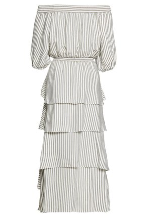Robe blanche épaules dénudées avec fines rayures verticales marron, manches bouffantes, taille élastique et jupe à volants superposés jusqu'à mi-mollet.