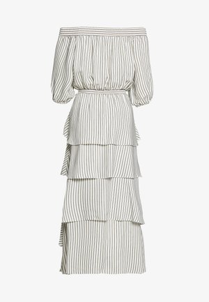 Robe blanche épaules dénudées avec fines rayures verticales marron, manches bouffantes, taille élastique et jupe à volants superposés jusqu'à mi-mollet.