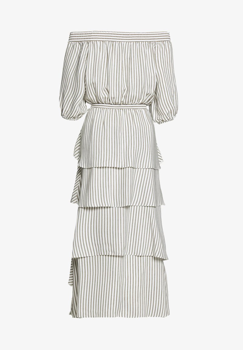 Robe blanche épaules dénudées avec fines rayures verticales marron, manches bouffantes, taille élastique et jupe à volants superposés jusqu'à mi-mollet.