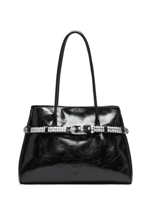 Czarna torebka z lakierowanej skóry o sztywnym kształcie, z dekoracyjnym paskiem w srebrnym kolorze i ozdobami przypominającymi perły.