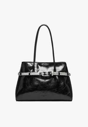 Czarna torebka z lakierowanej skóry o sztywnym kształcie, z dekoracyjnym paskiem w srebrnym kolorze i ozdobami przypominającymi perły.