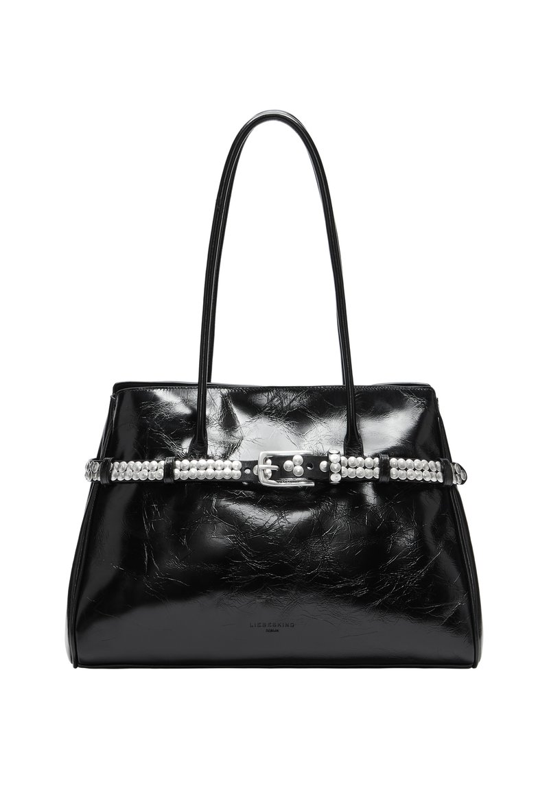 Czarna torebka z lakierowanej skóry o sztywnym kształcie, z dekoracyjnym paskiem w srebrnym kolorze i ozdobami przypominającymi perły.