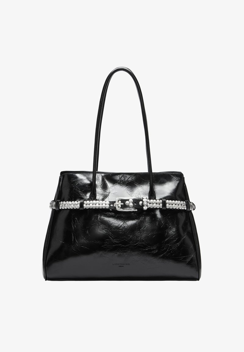 Schwarze patentlederne Handtasche mit strukturierter Form, ausgestattet mit einem dekorativen Gürtel mit silberfarbenen Akzenten und perlenartigen Verzierungen.