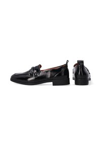 Zwarte lakleren loafers met een slank ontwerp, met een gestructureerde vorm, een kleine hak en een band detail aan de voorkant. Glad textuur overal.