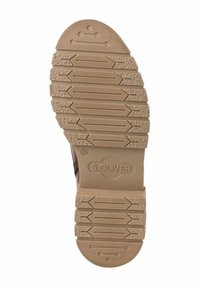 Suela de goma color beige con surcos horizontales y verticales, con el logo de S. Oliver. Superficie texturizada para mayor agarre y tracción. Talla marcada como 37.