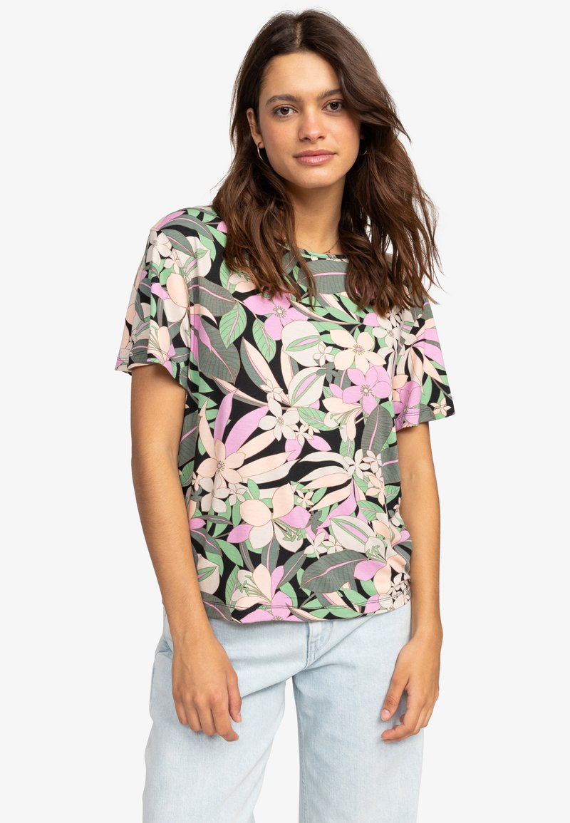 Korte mouwen shirt met een bloemenpatroon in roze, groen en witte tinten op een zwarte achtergrond, gemaakt van lichtgewicht stof.