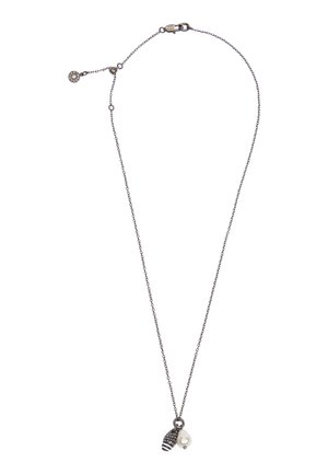 Srebrny naszyjnik z łańcuszkiem z czarno-białą paskowaną koraliką oraz nieregularnymi białymi perłowymi zawieszkami na białym tle.