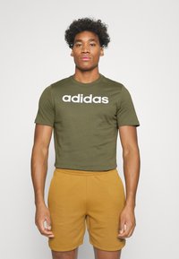 adidas Sportswear ESSENTIALS SINGLE LINEAR EMBROIDERED - Apdrukāts T-krekls - olive strata