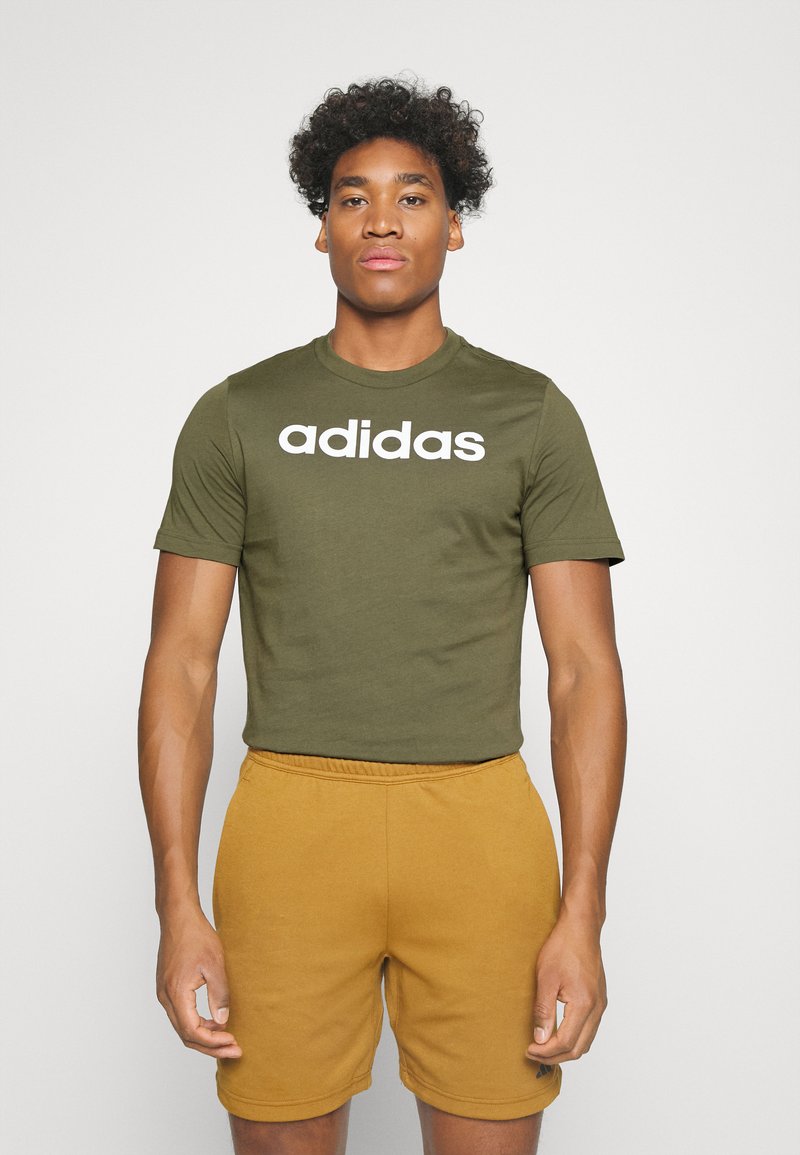 adidas Sportswear ESSENTIALS SINGLE LINEAR EMBROIDERED - Apdrukāts T-krekls - olive strata