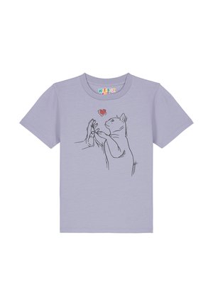 Lavendelfarbenes T-Shirt mit einem Grafikdesign von einer Katze und einer Hand, die sich berühren, mit einem kleinen roten Herz darüber. Rundhalsausschnitt, kurze Ärmel, aus Baumwollmaterial.