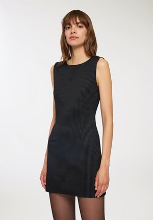Abito senza maniche a righe nere con silhouette aderente, scollatura rotonda e tasche laterali discrete, realizzato in un tessuto morbido e strutturato.