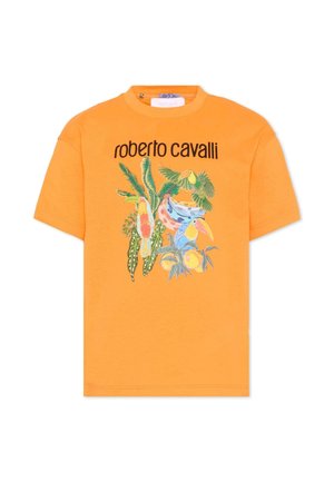 Oranje T-shirt met korte mouwen met de tekst "roberto cavalli" boven kleurrijke tropische vogels, bladeren, bananen en fruitafbeelding aan de voorkant.
