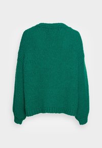 Zelený pletený svetr s volným střihem, širokými rukávy, žebrovaným lemem a texturovaným povrchem. Má kulatý výstřih a pohodlný design.