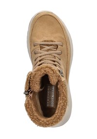 Botín de ante color bronce con un forro de felpa texturizado, cordones planos y una plantilla acolchada etiquetada como "Air Cooled Goga Mat". Punta redondeada y suela de goma.