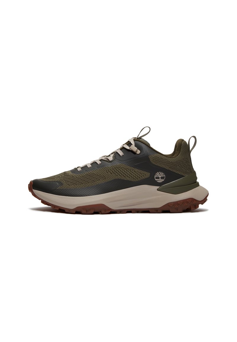 Buitensneakers met een donkergroene en zwarte mesh bovenkant, beige veters, een gevoerde grijze tussenzool en een gestructureerde bruine rubberen buitenzool.