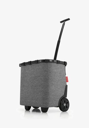 Chariot de courses en tissu gris avec une poignée en plastique noir, forme arrondie, deux roues noires et un dessus sécurisé. Design élégant pour un transport facile.