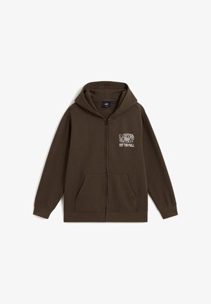 Brun zip-up hoodie med huva, känguruficka och vit "Vans Off The Wall"-logotyp på vänster bröst.