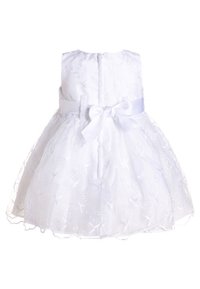 Valkoinen mekko, jossa on brodeerattuja kukkakuvioita, olkaimeton malli, vuorattu tüllihame ja satiininauha sidottuna vyötärölle. Takana vetoketjukiinnitys.