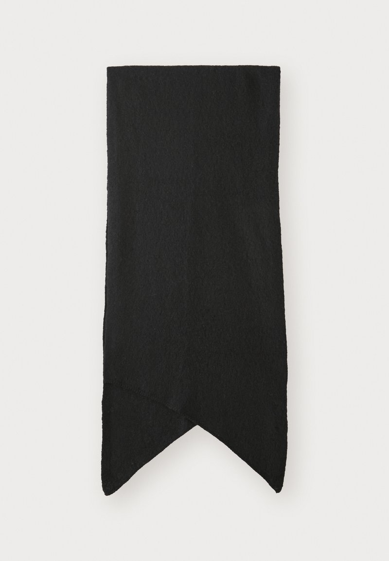 Bufanda negra hecha de tejido texturizado, rectangular con extremos puntiagudos, con un acabado suave y sin patrones visibles ni herrajes.