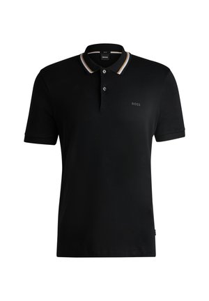 Camisa polo negra de tejido suave con una tapeta de tres botones, cuello a rayas contrastante y un pequeño logo en el pecho.
