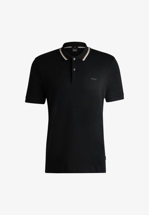 Must värvi polo särk, mis on valmistatud siledast kangast, kolme nupukesega kaeluses, kontrastsete triipudega krae ja väike logo rinnal.