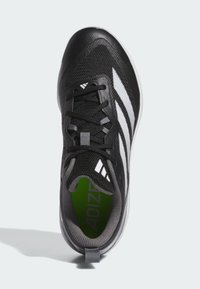 Crne atletske cipele s mrežastim gornjištem, bijelim trakama, sivo-srebrnim detaljima i zelenom unutrašnjosti s uprintanim natpisom "ADIZERO". Ravne vezice i petna oznaka.
