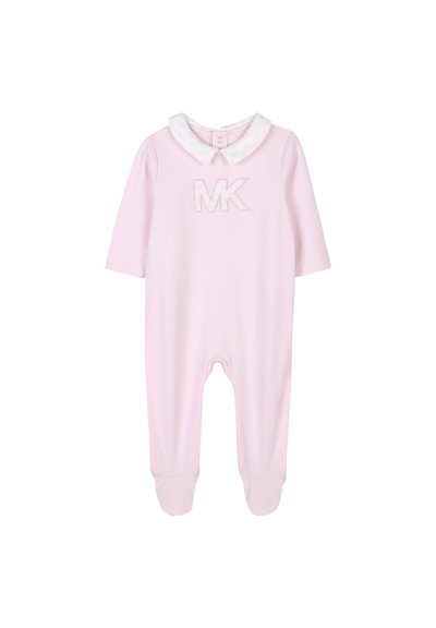 Roze katoenen rompertje met een witte, bloemenpatroon kraag, voorzien van een geborduurd "MK" logo op de borst en met voetjes.