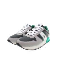 Szare i czarne buty sportowe z białymi sznurówkami, zielonymi akcentami oraz teksturowaną gumową podeszwą. Posiadają logo na języku i paski po bokach.