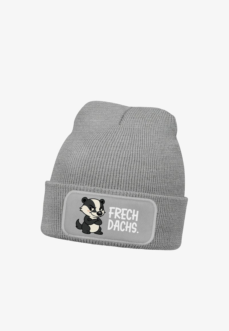 Graue Strickmütze mit Umschlag, versehen mit einer Cartoon-Dachs-Grafik auf einem hellgrauen Aufnäher mit dem Text „FRECH DACHS.“ Weiche Textur, lässiges Design.
