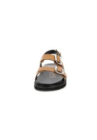 Sandal in pelle marrone con due cinturini regolabili, fibbie argentate e suola nera texturizzata. Design minimalista con profilo piatto.