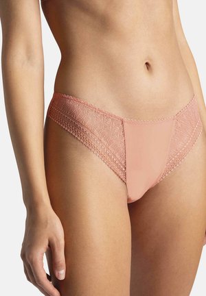 Sous-vêtements en dentelle rose avec un panneau avant lisse, des bordures en dentelle florale sur les côtés et un ajustement confortable, mettant en valeur des détails complexes.