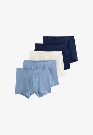 Vijf paar katoenen boxershorts, in navy, lichtblauw, wit en donkerblauw, met naadloze taillebanden en een zachte textuur.