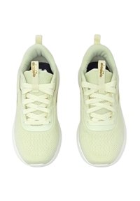 Scarpe da ginnastica atletiche verde chiaro con tomaia in rete testurizzata, lacci piatti e colletto imbottito. Suole in gomma bianca e dettaglio del logo dorato sulla linguetta.