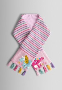 Strikket tørklæde med lyserøde og pastelfarvede striber, prydet med farverige dino-applikationer og frynser i hver ende. Blødt, fleece-lining indeni.