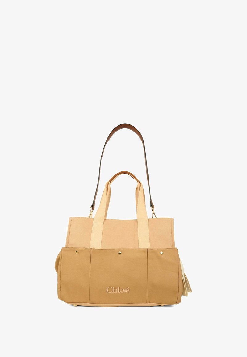 Sac en toile beige et tan, avec deux poignées supérieures, des accentuations en or et le logo "Chloé" sur la poche avant.