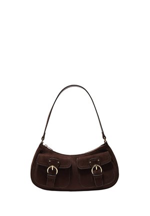 Tmavohnedá semišová kabelka s dvoma prednými klopovými vreckami na pracku a jedným ramenným popruhom, na bielom pozadí.