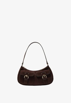 Temno rjava semiš torbica z dvema sprednjima žepoma z zaponkama in enim naramnim trakom, postavljena na belem ozadju.