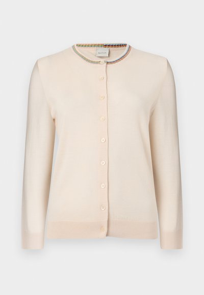 Κρεμ μπεζ ζακέτα με κουμπιά, μακριά μανίκια και πολύχρωμη ριγέ φάσα γύρω από τον στρογγυλό λαιμό.