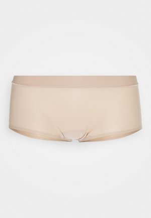 Μπεζ αόρατα σλιπ boyshort με απαλό υφάνισμα, χαμηλή μέση και χωρίς ορατές ραφές για διακριτική εφαρμογή κάτω από τα ρούχα.