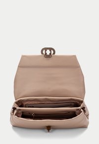 Bolso de mano de cuero beige pálido con una forma estructurada, que presenta un cierre texturizado en tono dorado y compartimentos interiores, incluido un bolsillo con cremallera.