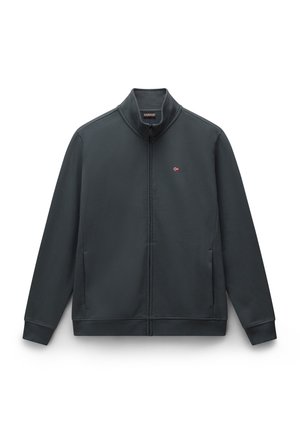 Chaqueta con cremallera en gris oscuro, hecha de una tela suave. Presenta un cuello alto, dos bolsillos laterales y un pequeño logo en el lado izquierdo del pecho.