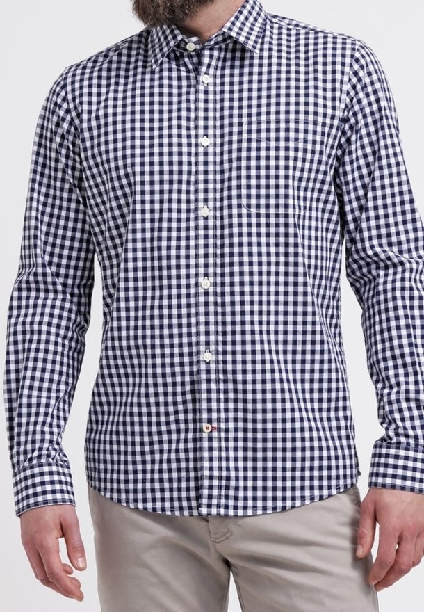 Camicia a quadro gingham blu navy e bianco, con colletto a punta, maniche lunghe e taschino sul petto, realizzata in tessuto tessuto.